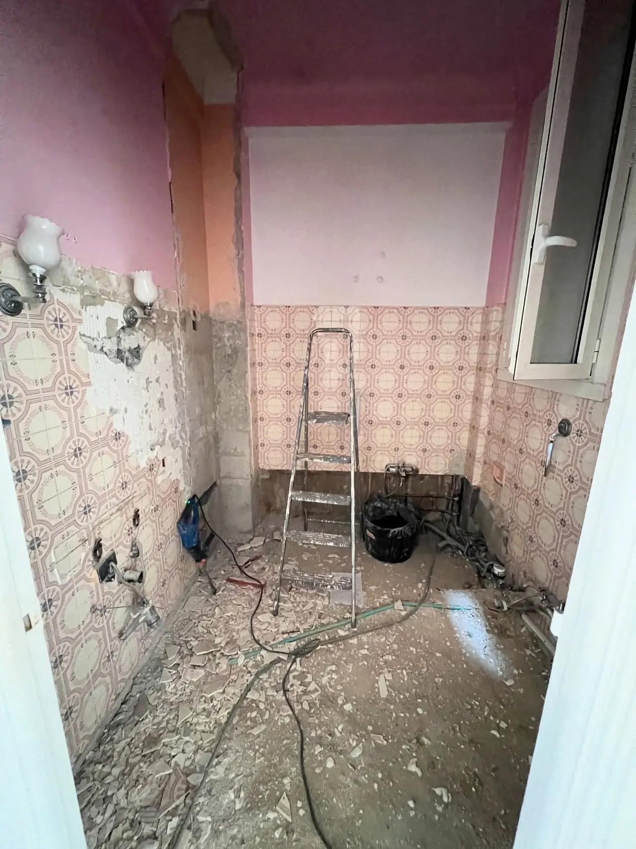 Altes Badezimmer während der Entkernung freigelegt, Wandfliesen abgenommen.