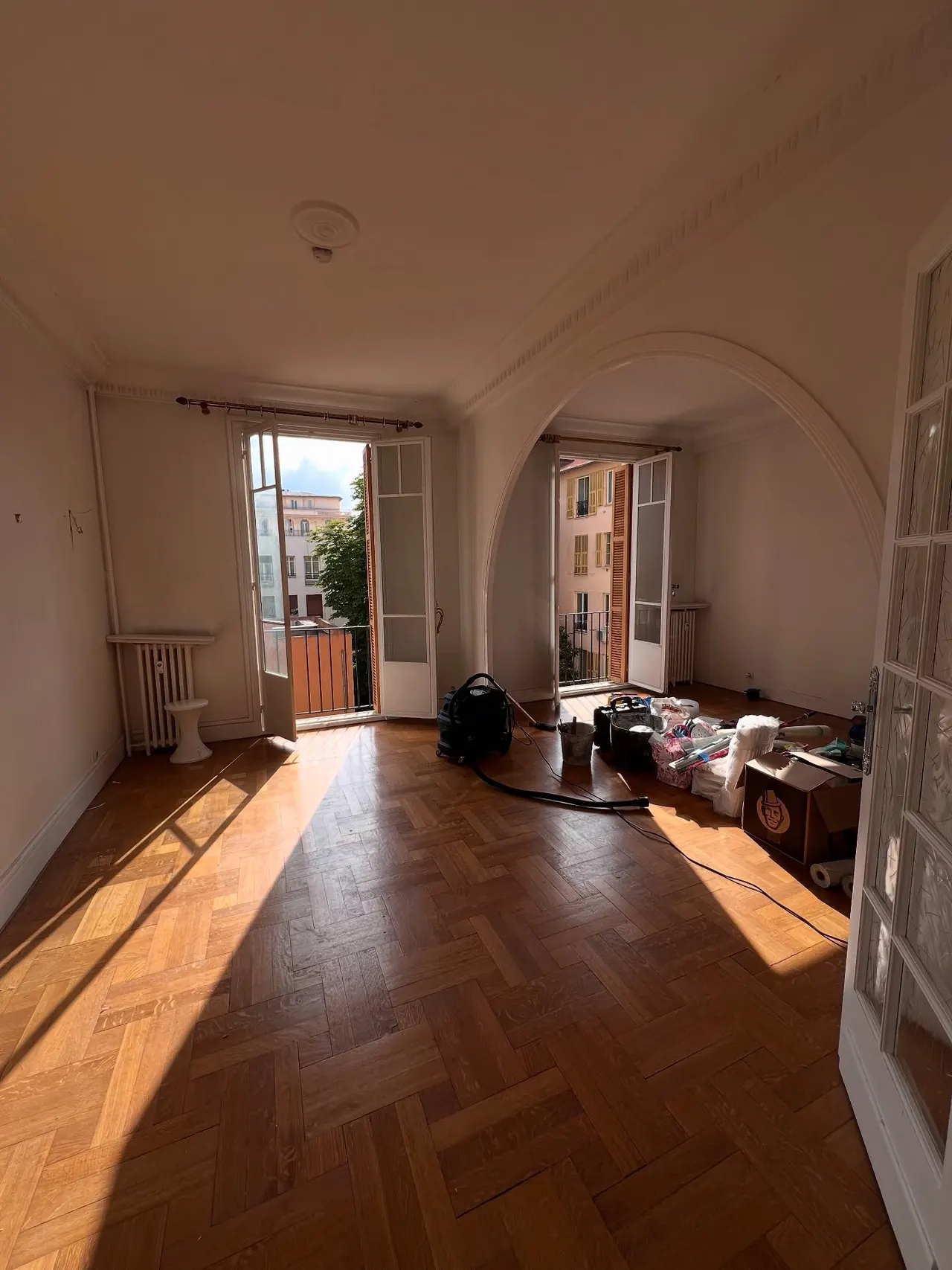 Leerer Raum einer Wohnung in Nizza vor den Arbeiten, altes Fischgrätparkett.