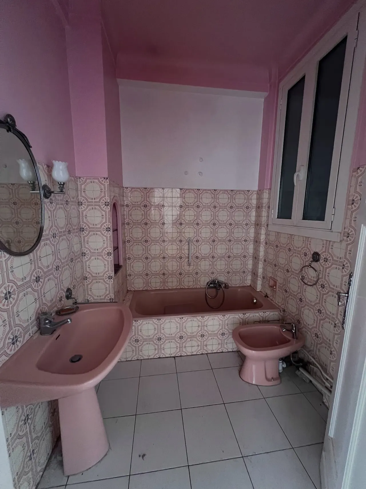 Altes Badezimmer einer Wohnung in Nizza vor den Arbeiten, ursprüngliche Sanitärobjekte.