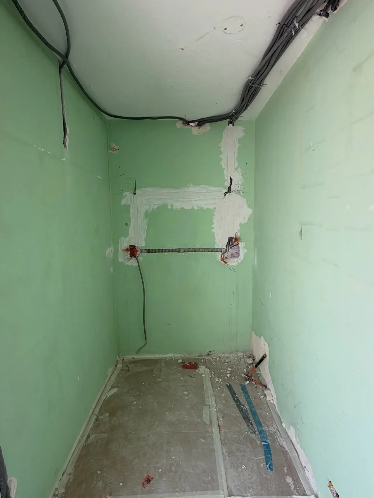 Eingegipste Einbaudosen und Kabelweg in einem kleinen Raum während der Arbeiten