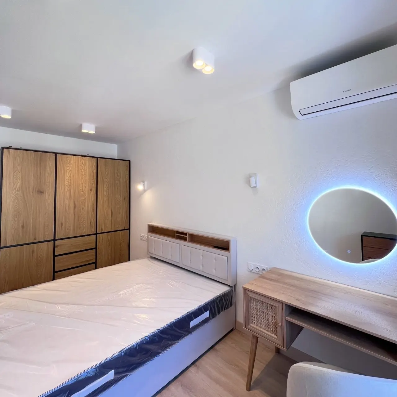 Renoviertes Schlafzimmer in Nizza mit hellem Holzdielenboden.
