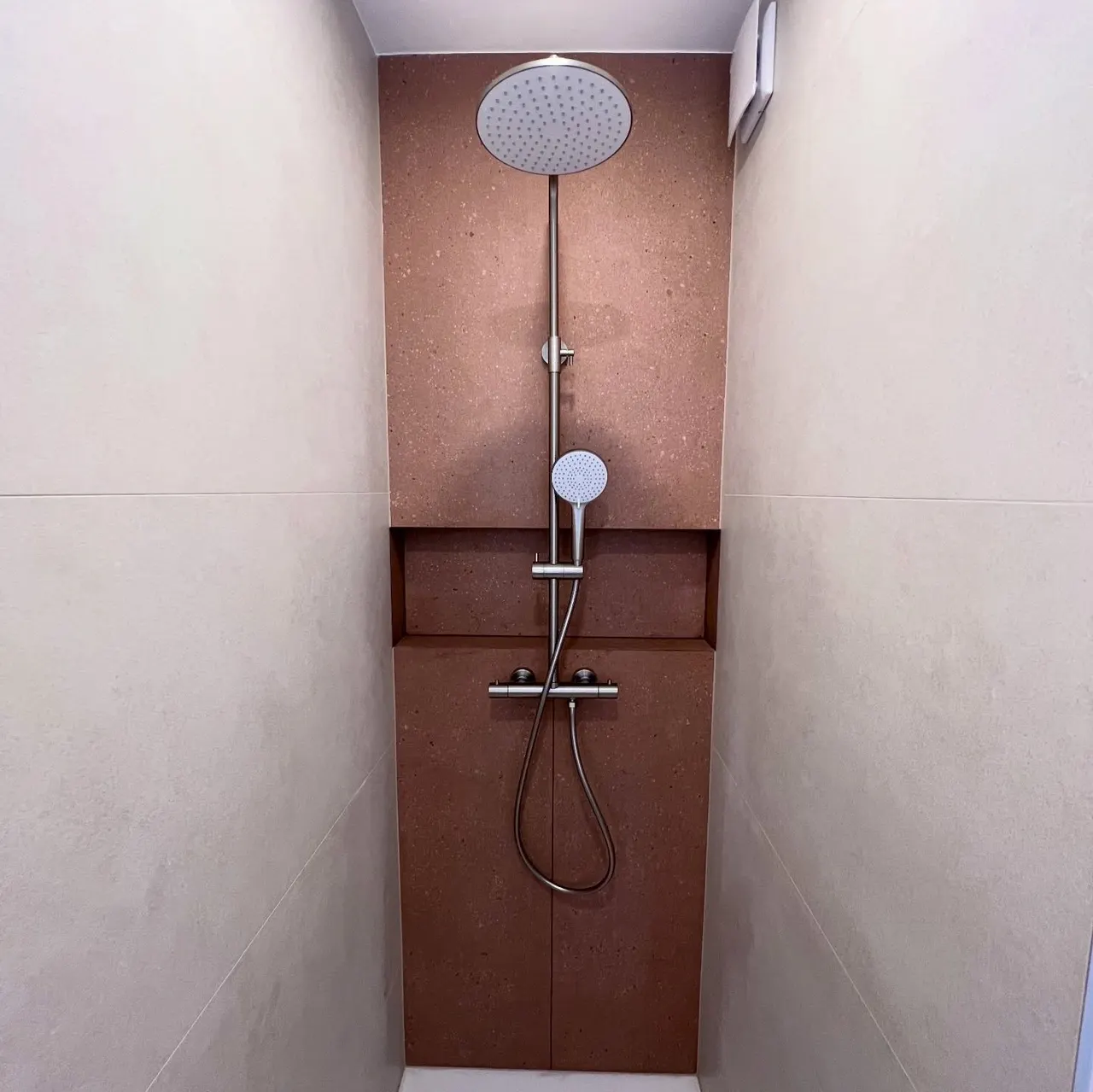 Fertige Dusche mit montierter Brausegarnitur und Mischbatterie, renovierte Wohnung in Nizza.