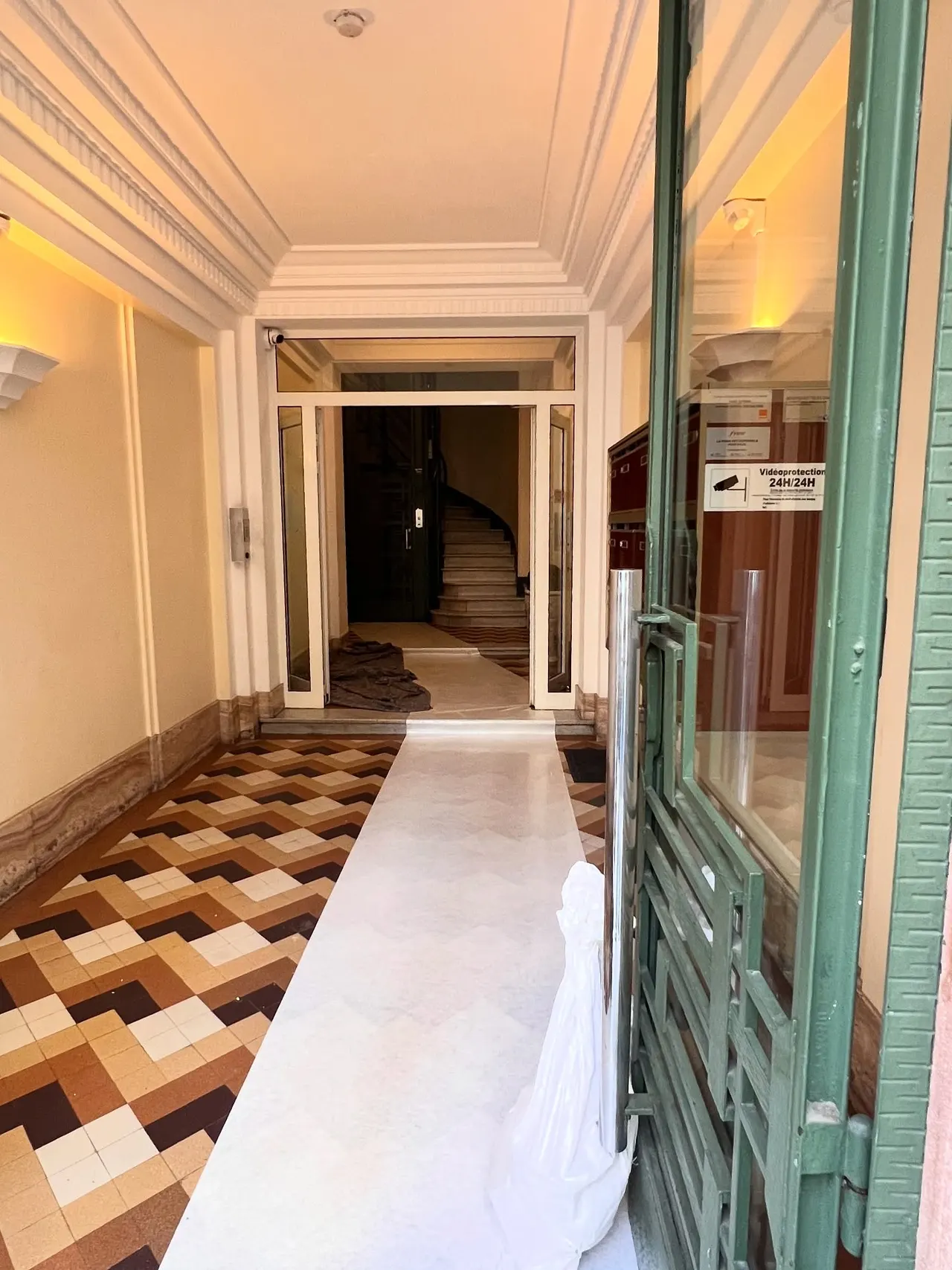 Eingangshalle eines Hauses in Nizza, mit einem Schutzläufer vor einer Baustelle gesichert.